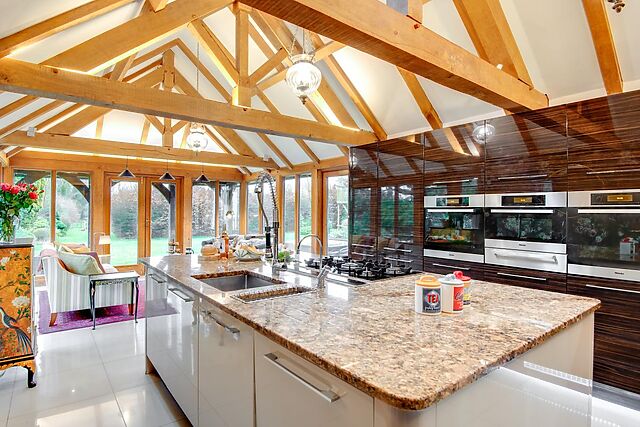 7-Bedroom Hot Tub Cottage in Petham