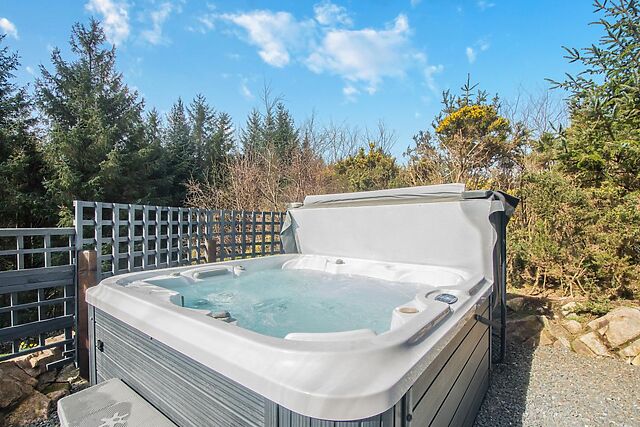 3-Bedroom Hot Tub Cabin in Colvend