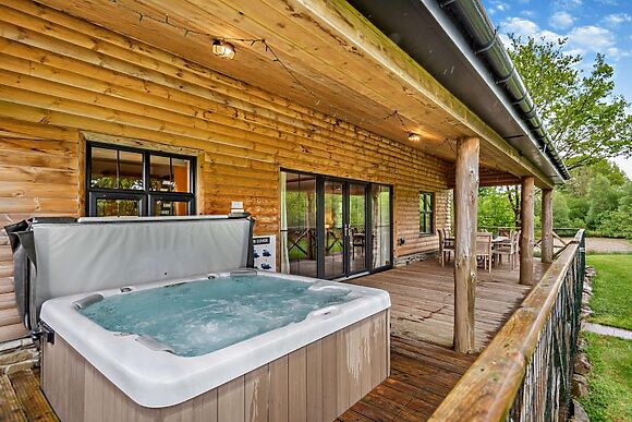 Lakeside Hot Tub Lodge