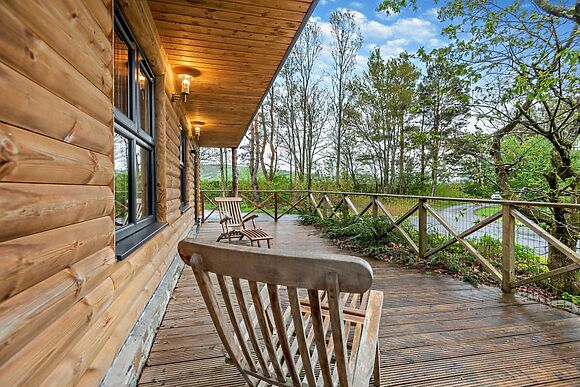 Lakeside Hot Tub Lodge