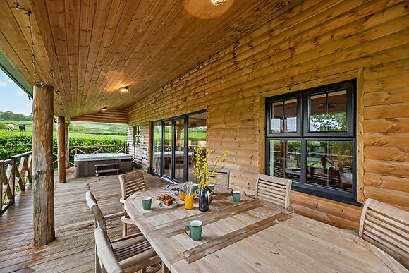 Lakeside Hot Tub Lodge