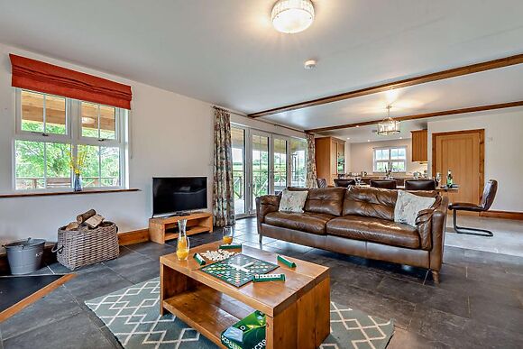 Lakeside Hot Tub Lodge