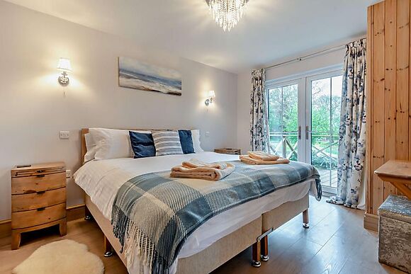 Lakeside Hot Tub Lodge