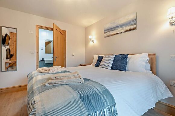 Lakeside Hot Tub Lodge