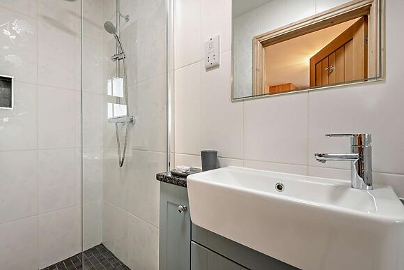 Lakeside Hot Tub Lodge