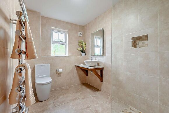 Lakeside Hot Tub Lodge