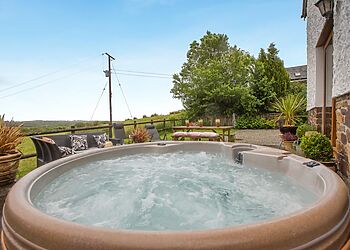 Spacious Lodge for 8 in East Chilla
