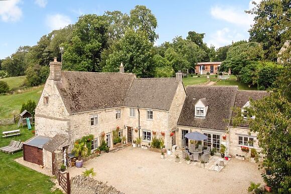 6-Bedroom Hot Tub Manor in France Lynch