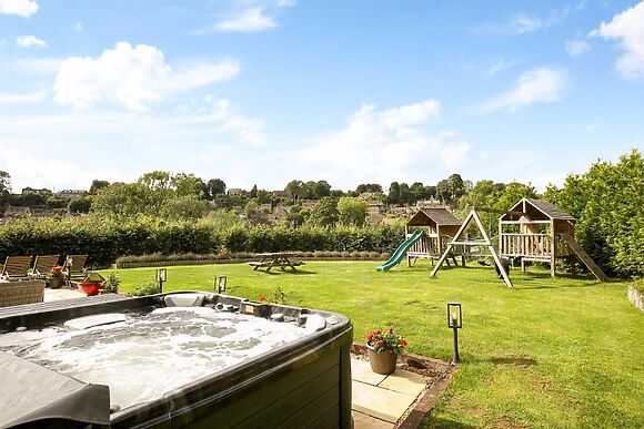 6-Bedroom Hot Tub Manor in France Lynch