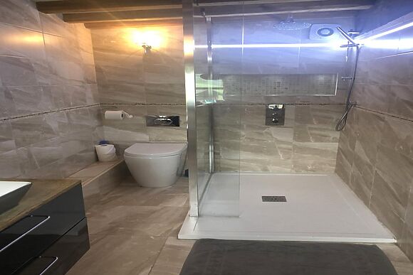 6-Bedroom Hot Tub Manor in France Lynch