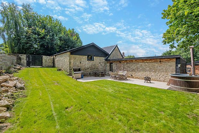 3-Bedroom Hot Tub Cottage in West Farleigh