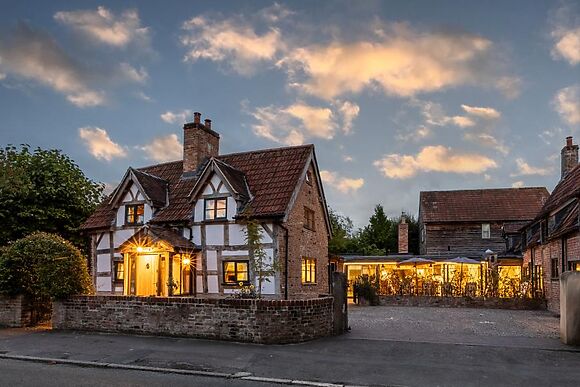 5-Bedroom Hot Tub House in Frampton on Severn