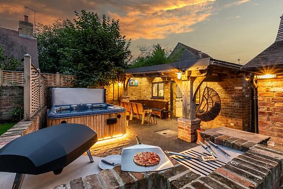 5-Bedroom Hot Tub House in Frampton on Severn
