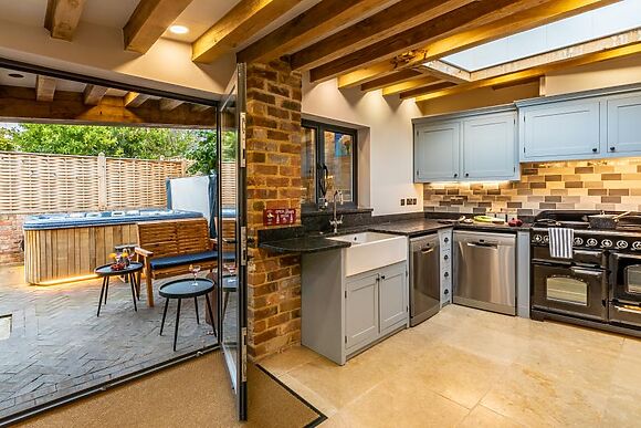 5-Bedroom Hot Tub House in Frampton on Severn