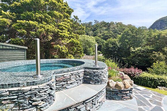 3-Bedroom Hot Tub Cottage in Grange
