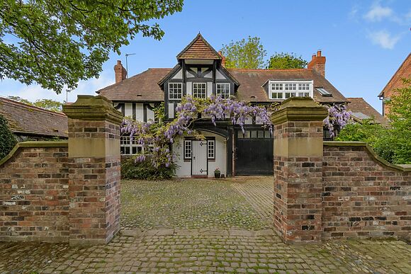3-Bedroom Hot Tub Cottage in Thelwall