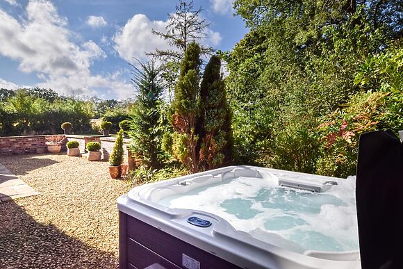 3-Bedroom Hot Tub Cottage in Thelwall