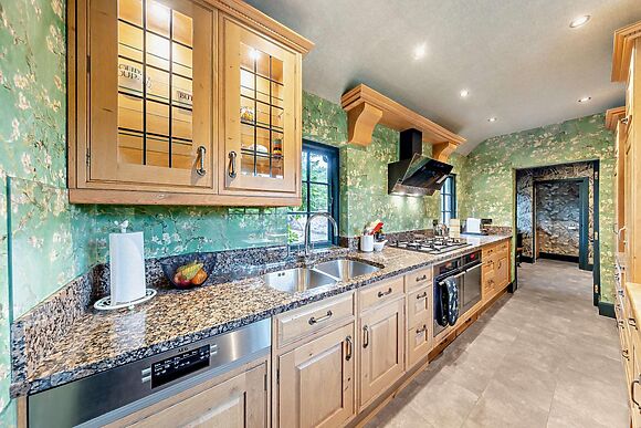 3-Bedroom Hot Tub Cottage in Thelwall