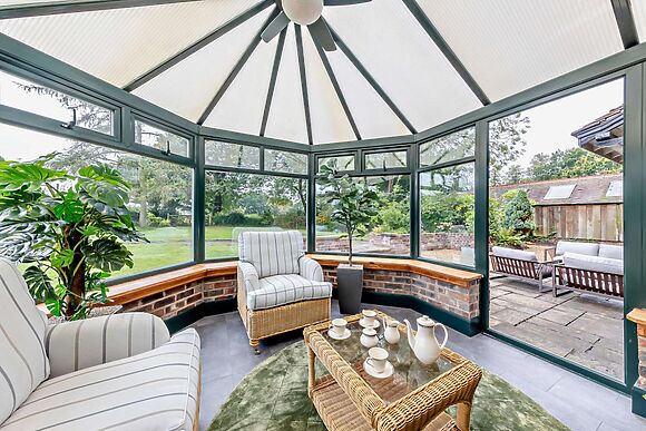 3-Bedroom Hot Tub Cottage in Thelwall