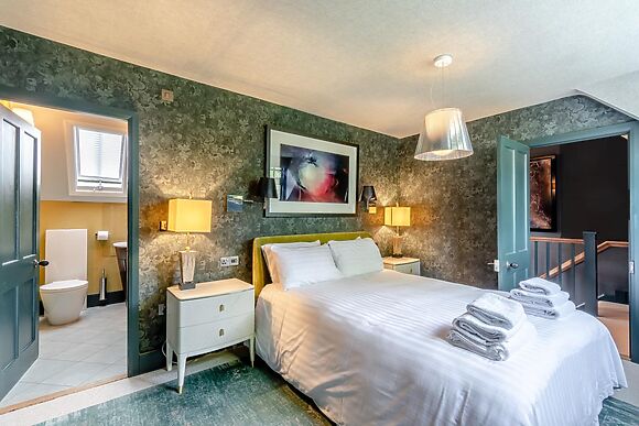 3-Bedroom Hot Tub Cottage in Thelwall