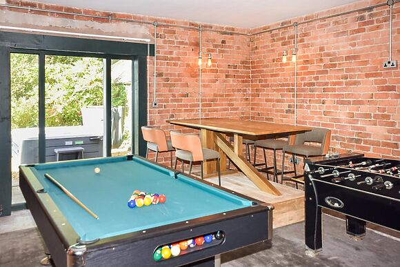 3-Bedroom Hot Tub Cottage in Thelwall