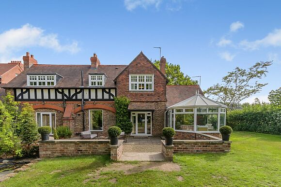 3-Bedroom Hot Tub Cottage in Thelwall