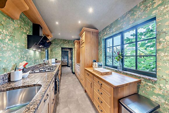 3-Bedroom Hot Tub Cottage in Thelwall