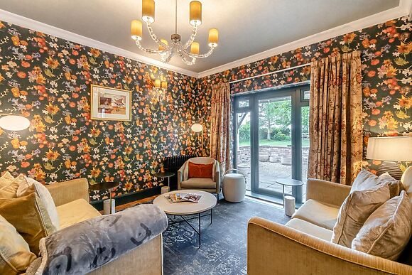 3-Bedroom Hot Tub Cottage in Thelwall