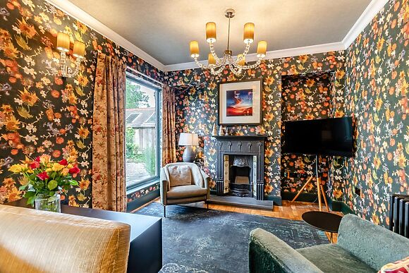3-Bedroom Hot Tub Cottage in Thelwall