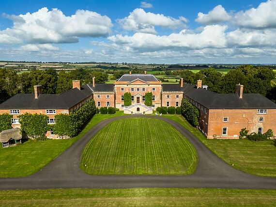 8-Bedroom Hot Tub House in Hambridge