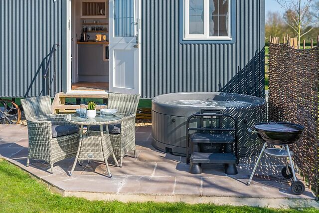 1-Bedroom Hot Tub Hut in Saltfleetby