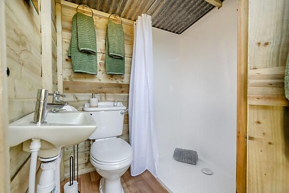 Lakeside Escape at Three Oaks