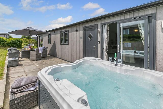 Dog-Friendly 3-Bedroom Hot Tub Lodge in Broadwoodwidger