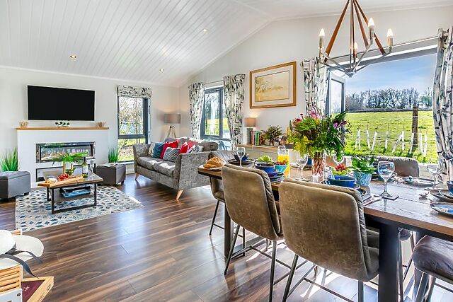 3-Bedroom Lodge with Hot Tub in Broadwoodwidger