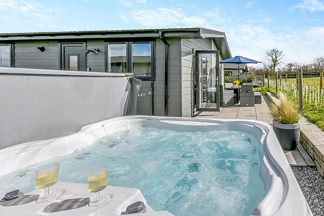 3-Bedroom Hot Tub Lodge in Broadwoodwidger