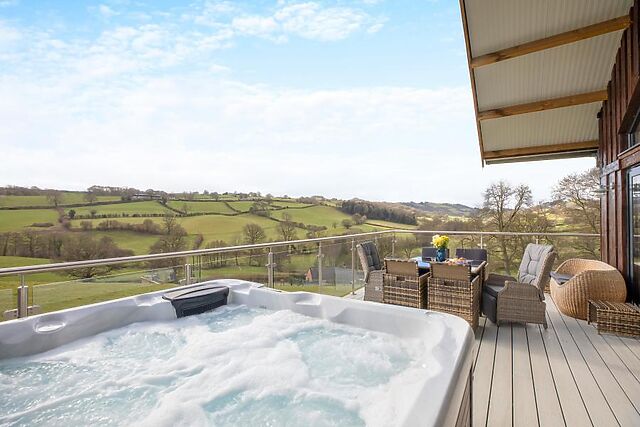 5-Bedroom Hot Tub Cottage in Berriew