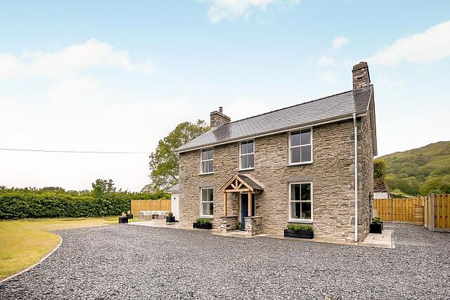 4-Bedroom Hot Tub Cottage in Bryncrug