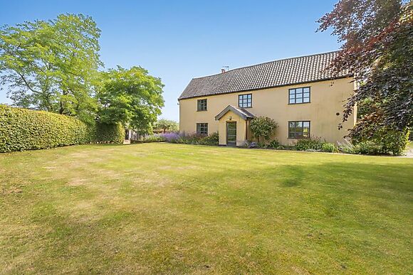 The Farmhouse At Grove Farm, group cottage in Bramfield, sleeps 13