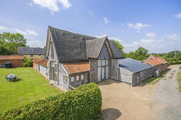 Alfreds Barn At Grove Farm, group cottage in Bramfield, sleeps 4