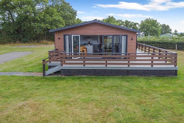 3-Bedroom Hot Tub Lodge in Upper Battlefield
