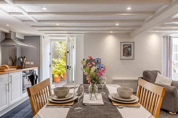 Y Cwtsh Capel Bangor