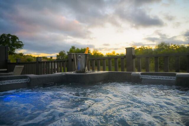 Hot Tub Hideaway 3