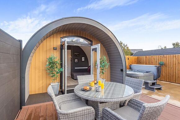 Hot Tub Hideaway 4