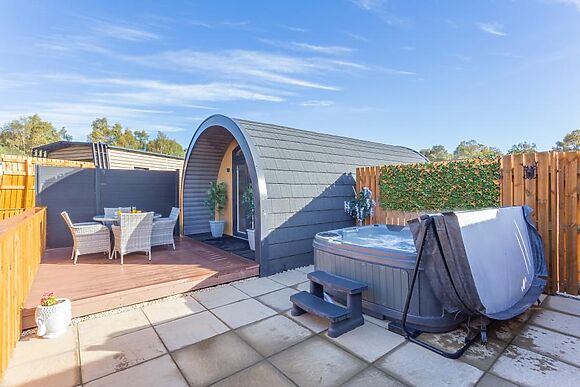 Hot Tub Hideaway 4