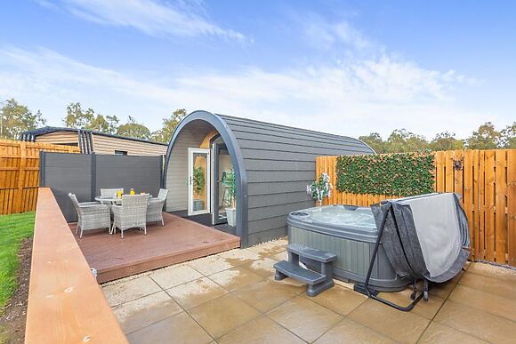 Hot Tub Hideaway 4