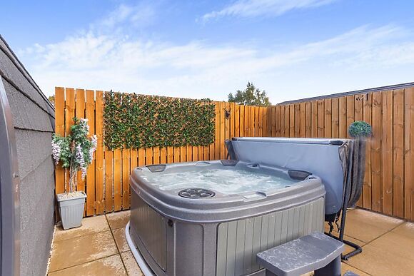 Hot Tub Hideaway 4