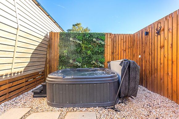 Premium Hot Tub Hideaway 6
