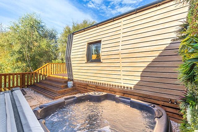 Premium Hot Tub Hideaway 6