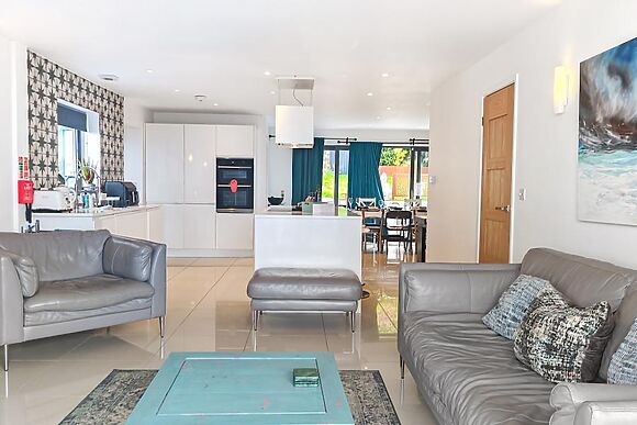 Serenity Retreat At Ogmore By Sea