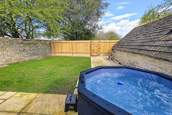 The Cottage At Latton Mill